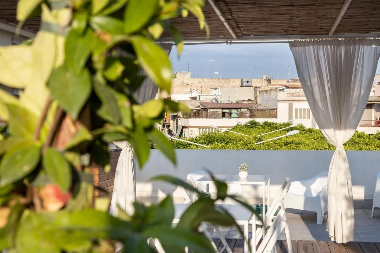 ** Couette-café Marla's boutique rooms Noto Italie